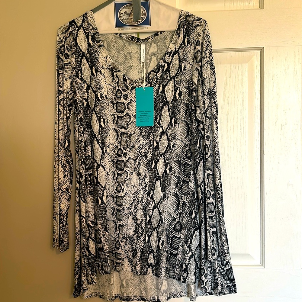 Tunic top w/ v neck- stretchy thinner material- New w/ tags-Never worn-